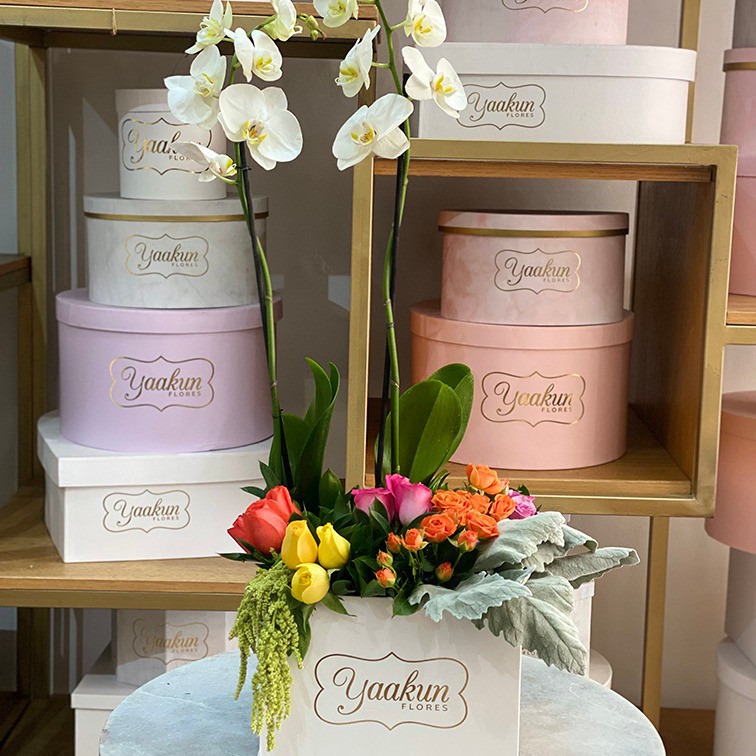 12 rosas amarillas, fucsias y naranjas con orquídeas en caja blanca yaakun