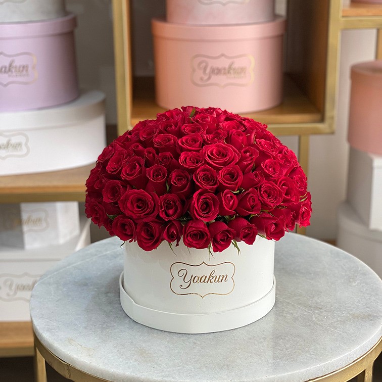 120 rosas rojas en caja blanca redonda