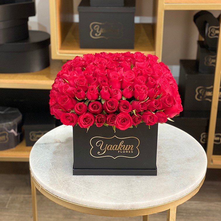 120 rosas rojas en caja negra yaakun enamorados