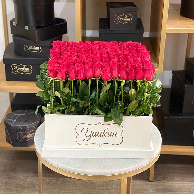 140 rosas rojas altas en caja blanca yaakun jardín