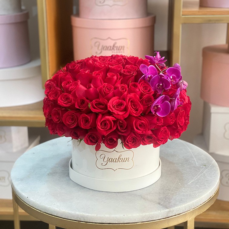 150 rosas en caja redonda con orquídeas magenta