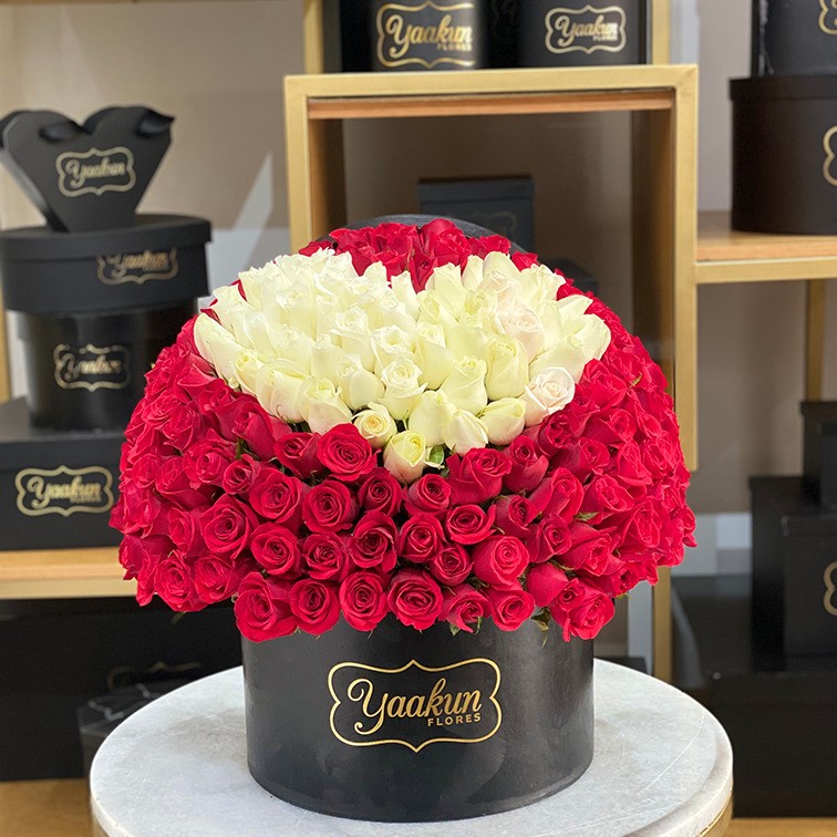 150 rosas en caja redonda negra mi corazón blanco