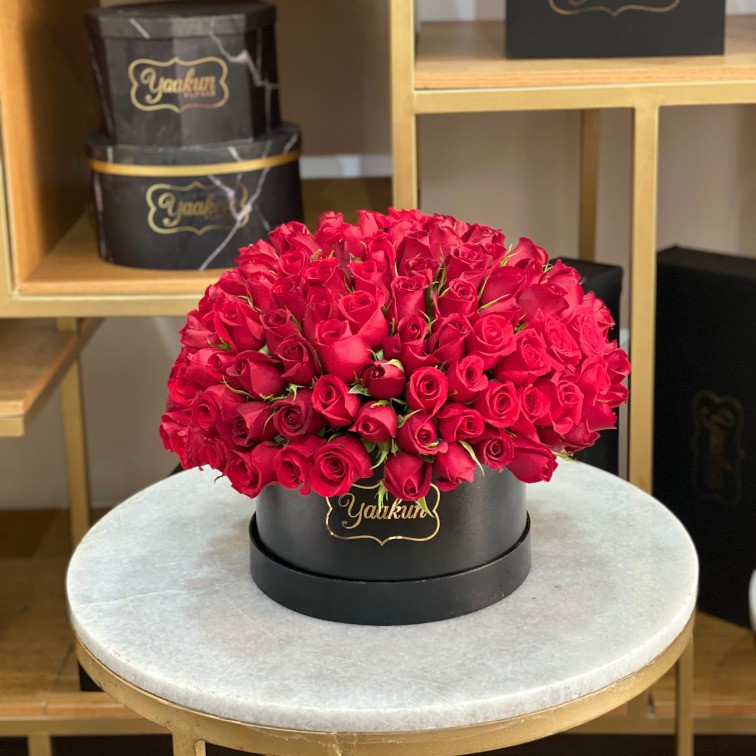 150 rosas rojas en caja negra circular esfera