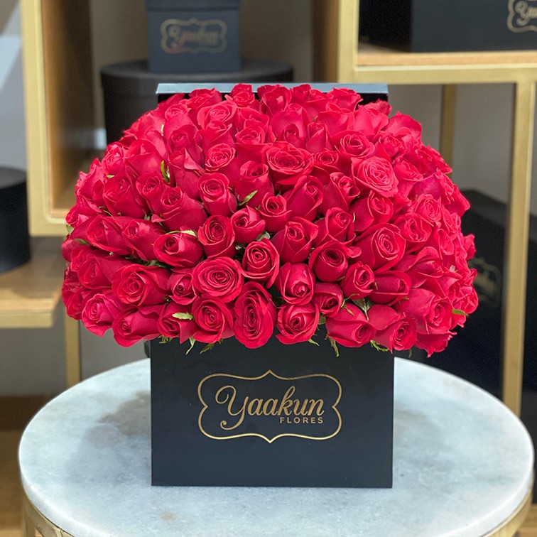 150 rosas rojas en caja negra cuadrada yaakun especial