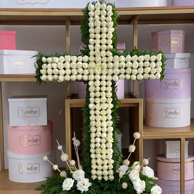 200 rosas blancas en forma de cruz en base rectangular blanca