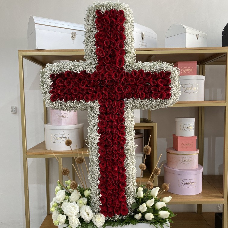 200 rosas en forma de cruz con contorno de gypso en base blanca