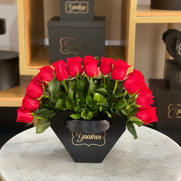24 rosas en caja abanico negro