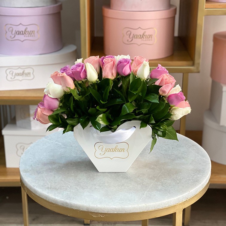 24 rosas pastel en caja abanico blanco