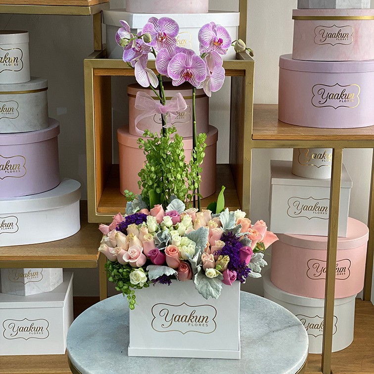 30 rosas y orquídeas en caja blanca yaakun