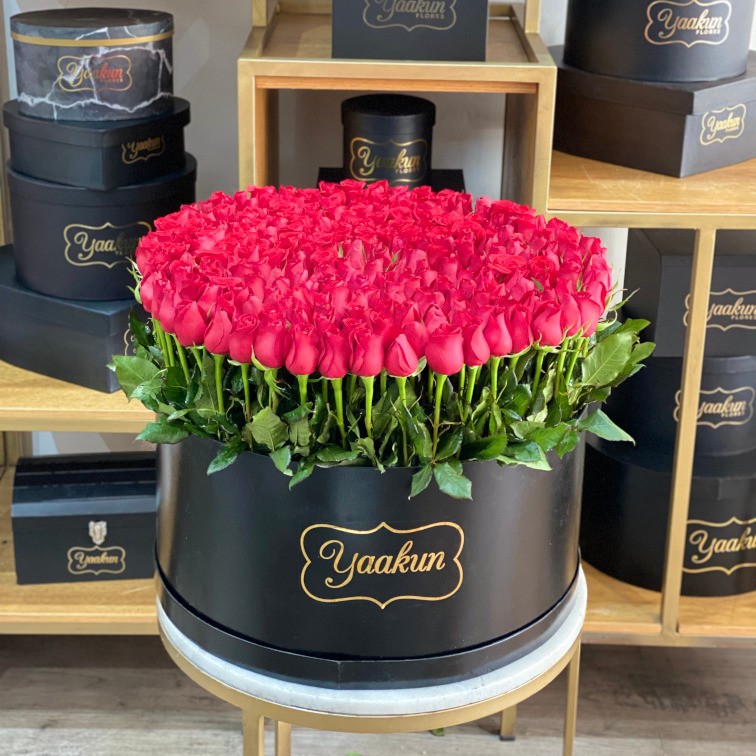 300 rosas en caja redonda altas maxi negra, bello sentimiento
