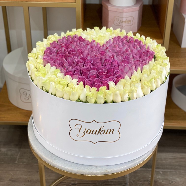 300 rosas en caja redonda blanca corazon lila contorno blanco