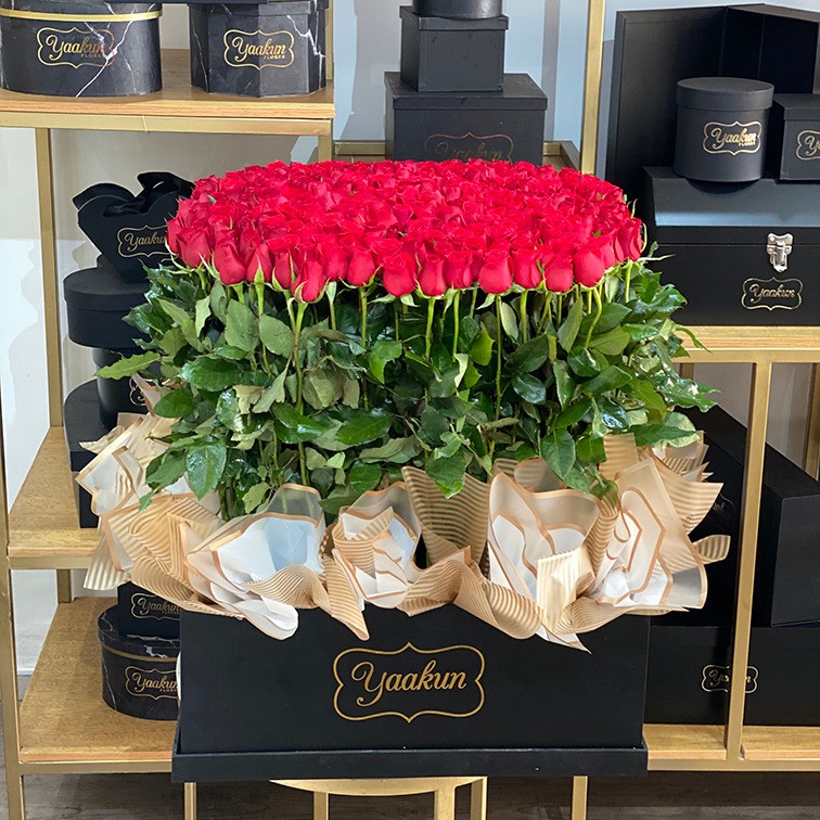 300 rosas rojas en caja negra con papel coreano amor mío
