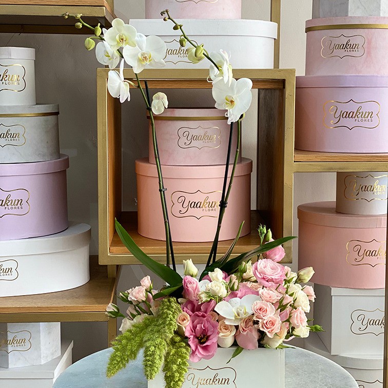40 rosas, lisianthus & orquídeas en caja blanca yaakun