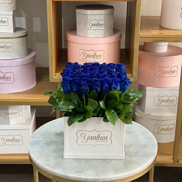 49 rosas azules altas en caja yaakun