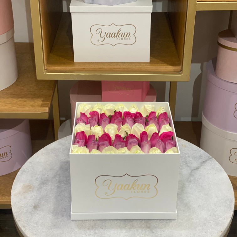 49 rosas colores en caja blanca con tapa yaakun tonos en línea