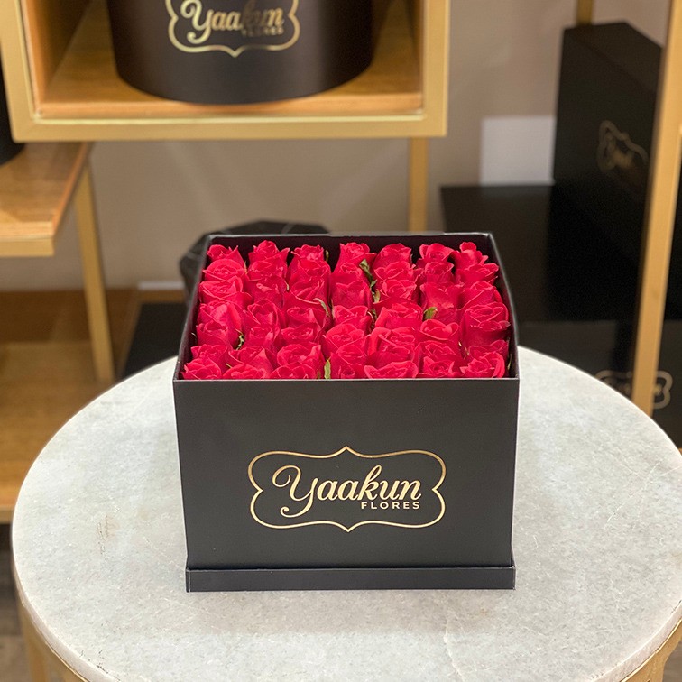 49 rosas rojas botón en caja negra yaakun love