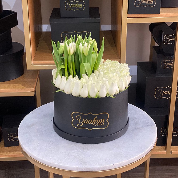 50 rosas & 30 tulipanes en caja negra redonda amor puro