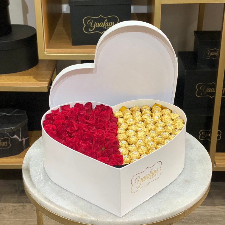 50 rosas rojas en caja corazón blanco c/t & ferrero