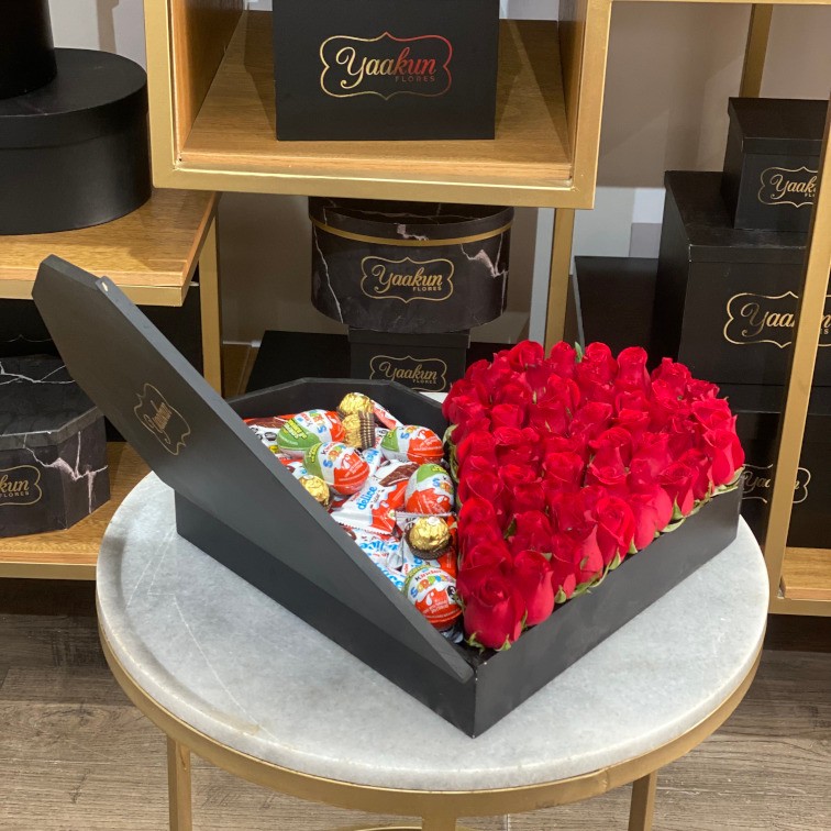 50 rosas rojas en caja corazón kinder media tapa
