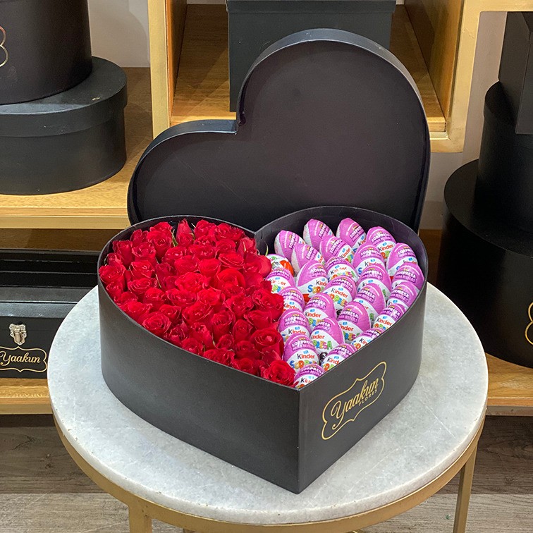 50 rosas rojas en caja corazón negro amor kinder con tapa