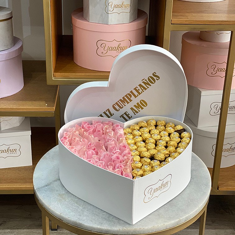 50 rosas rositas en caja corazón blanco amor ferrero con tapa
