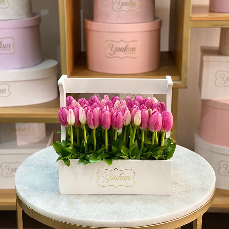 50 tulipanes rosas en jardinera blanca mi deleite