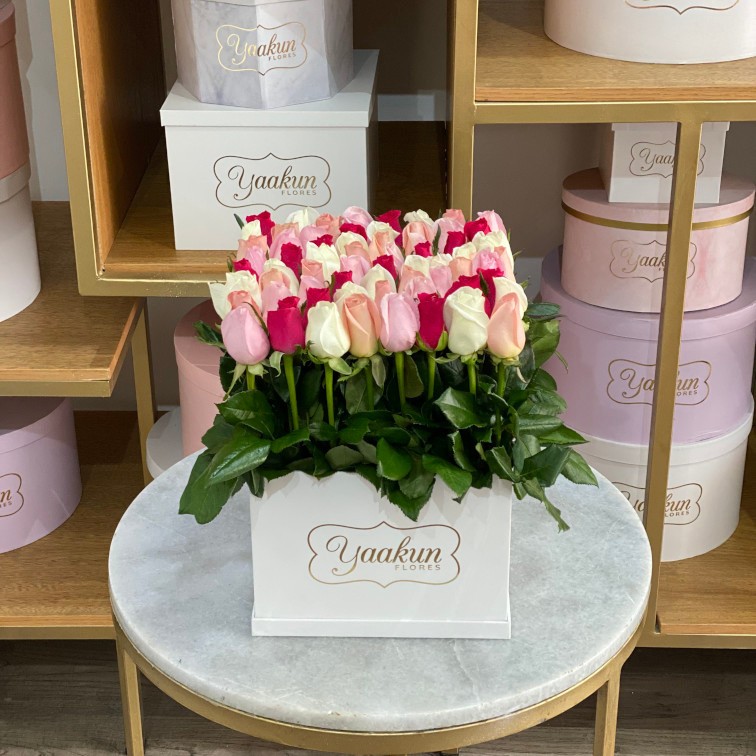 65 rosas altas en caja blanca yaakun jardín de colores