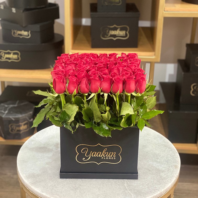 65 rosas rojas altas en caja negra yaakun jardín