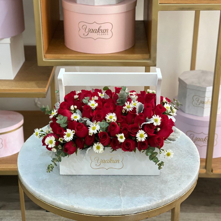 75 rosas rojas y follaje en caja jardinera rosas & miller