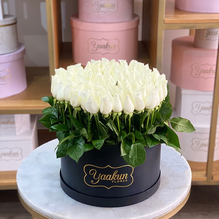 85 rosas en caja redonda altas bellos sentimiento blancas