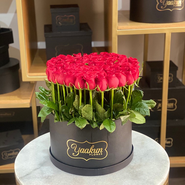 85 rosas en caja redonda bello sentimiento