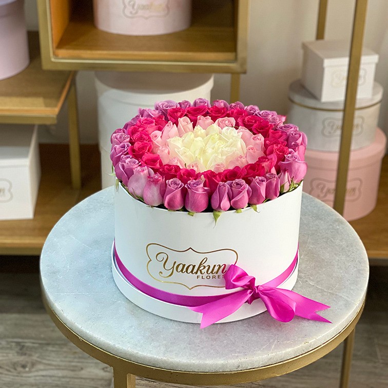 85 rosas en caja redonda botón degrade