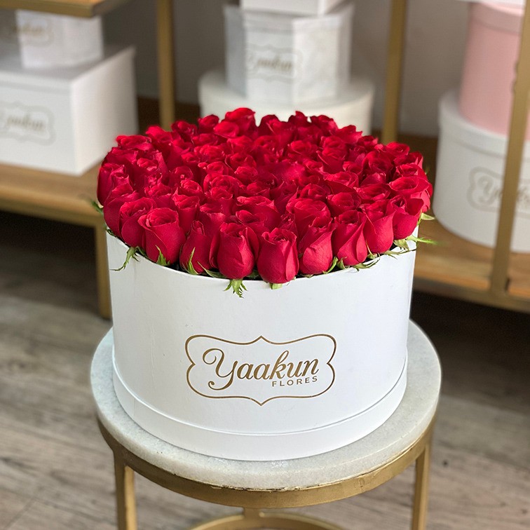 85 rosas en caja redonda botón rojo