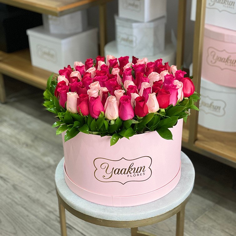 85 rosas en caja redonda botón ternura rojo&rosa