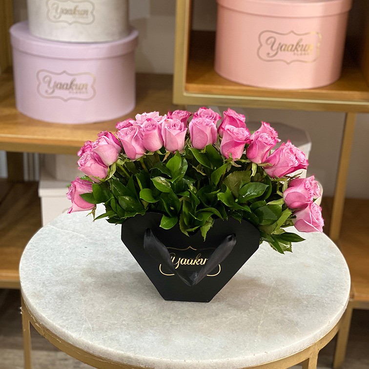 Abanico negro con 24 rosas lilas