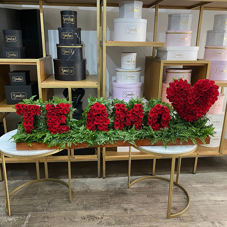 Arreglo de rosas en escultura escultura te amo
