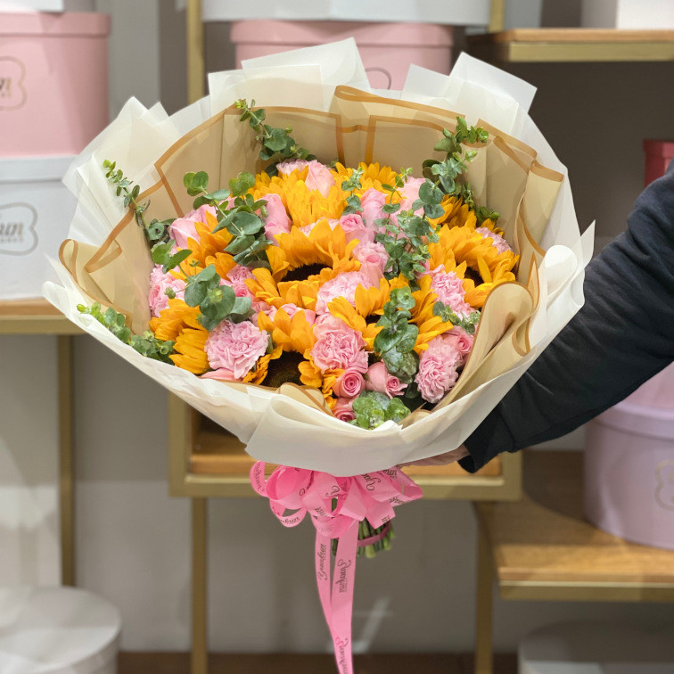 BOUQUET CON 10 GIRASOLES, 24 ROSAS Y CLAVELES CON TOQUES DE DÓLAR