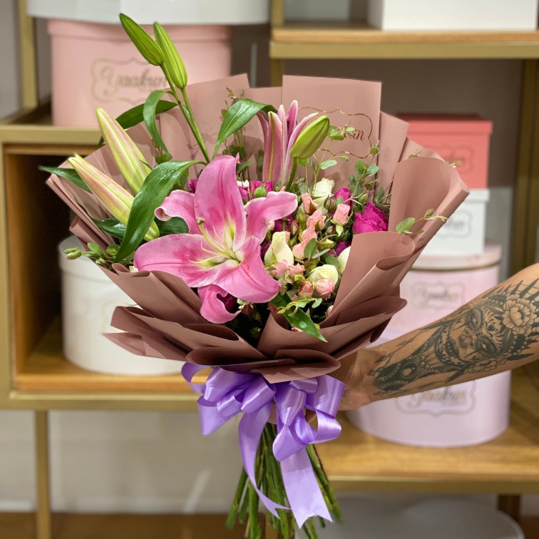 Bouquet con 10 rosas, flores orientales y babi rose