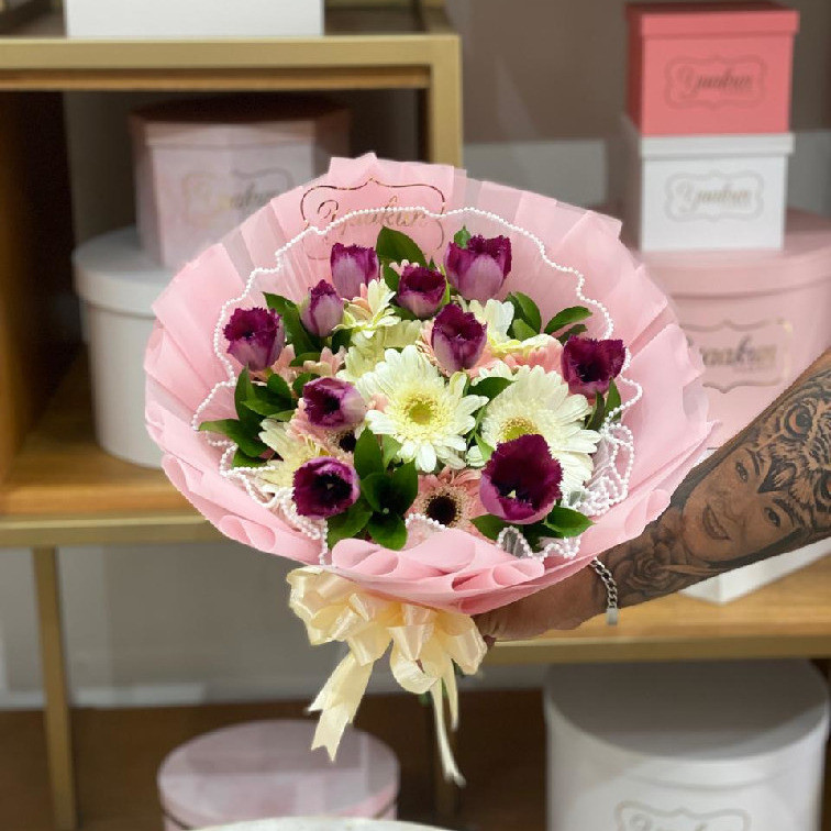 BOUQUET CON 12 GERBERAS, 10 TULIPANES MORADOS Y RUSCUS CON PAPEL COREANO Y MAYA