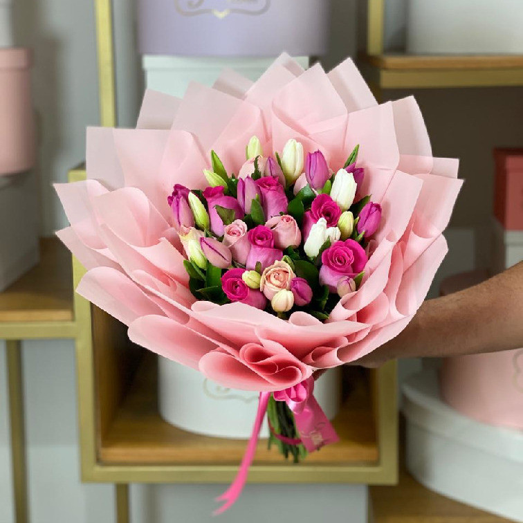 Bouquet con 15 rosas y 20 tulipanes en tonos rositas
