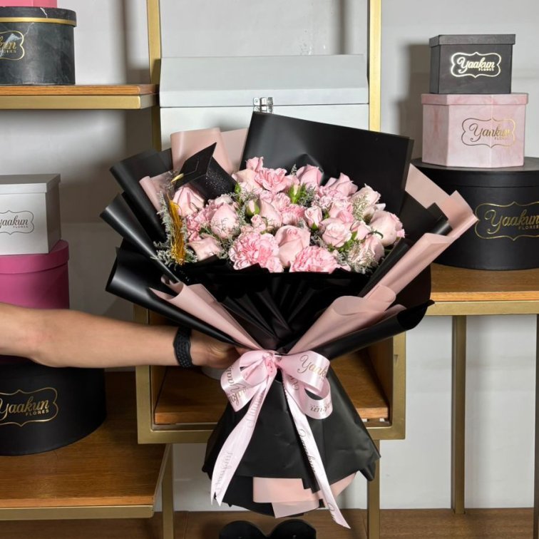 Bouquet con 24 rosas rositas pink and black