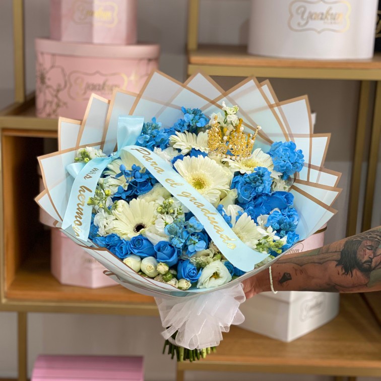 Bouquet con 75 rosas, follajes, gerberas en tonos azul mi queen