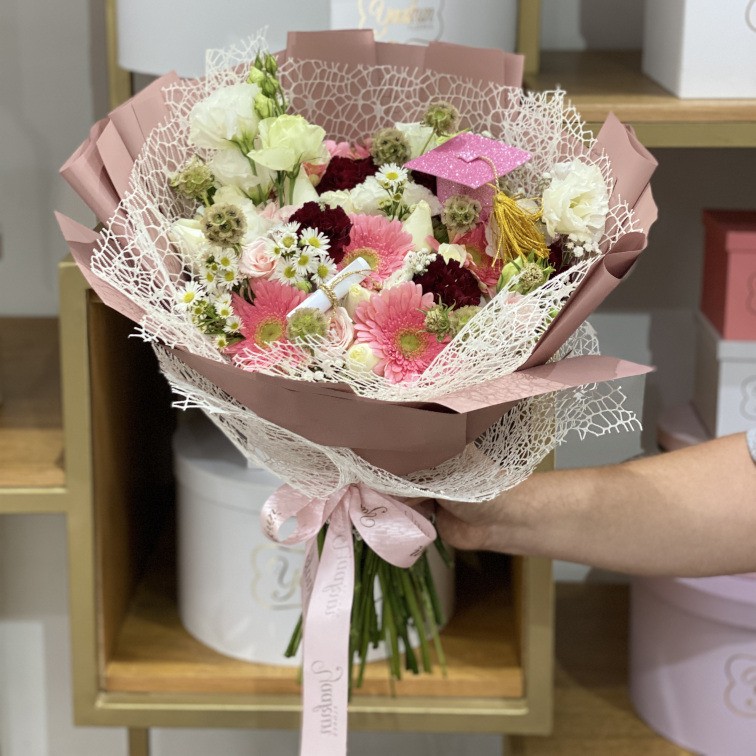 Bouquet con gerberas, gypso, toques de clavel congratulations