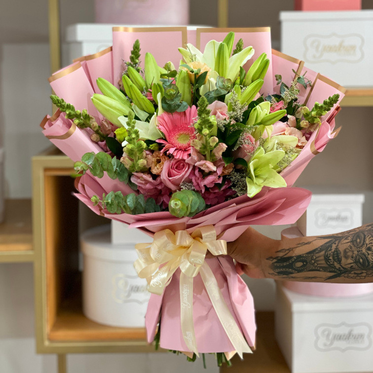 Bouquet con lilis blancas, gerberas, 12 rosas, perritos y dólar