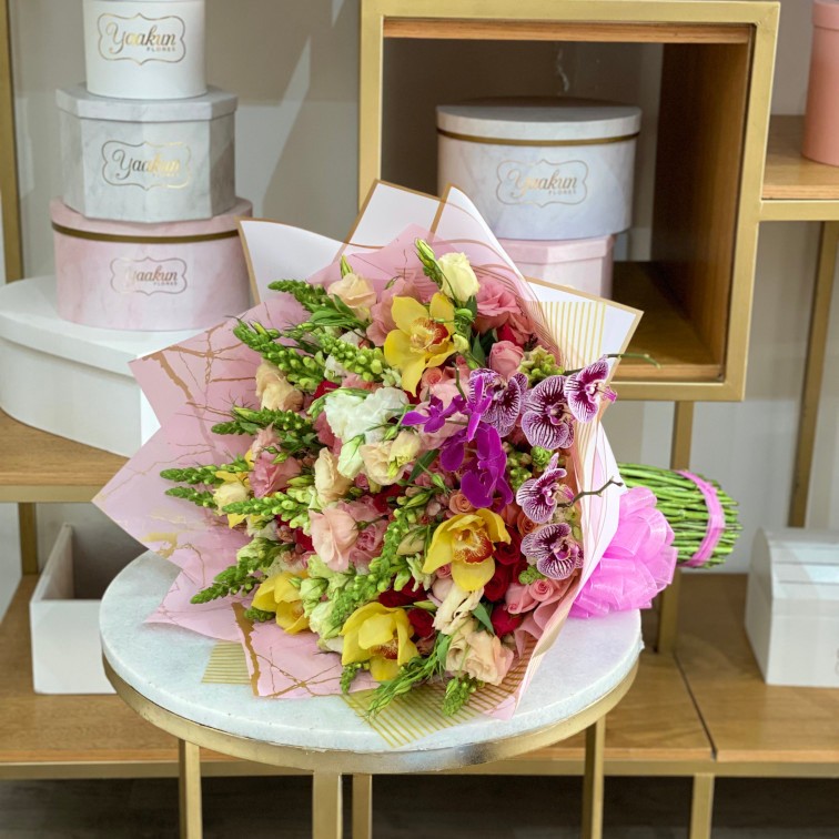 Bouquet de 150 rosas y flores finas