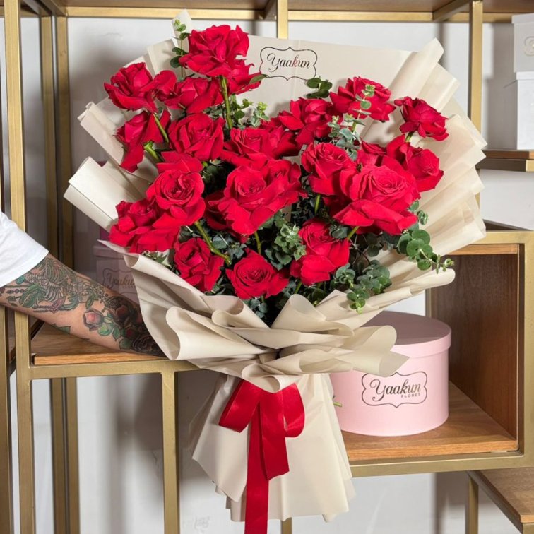 Bouquet de 24 rosas rojas, dólar y papel coreano