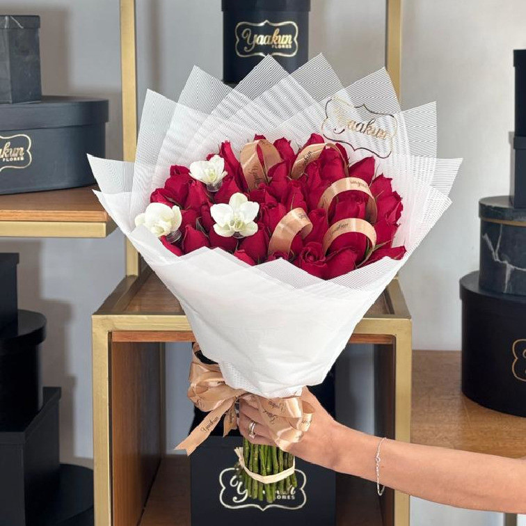 Bouquet de 50 rosas rojas & 3 orquídeas blancas