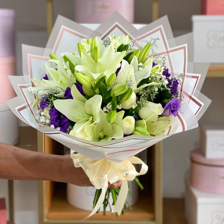 Bouquet de lilis blancas con rosa, gypso blanca toques de lisianthus morado