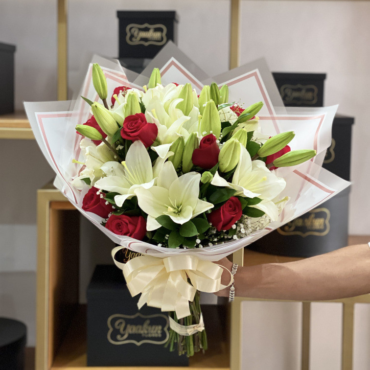 Bouquet de lilis blancas y 12 rosas rojas con gypso u papel coreano