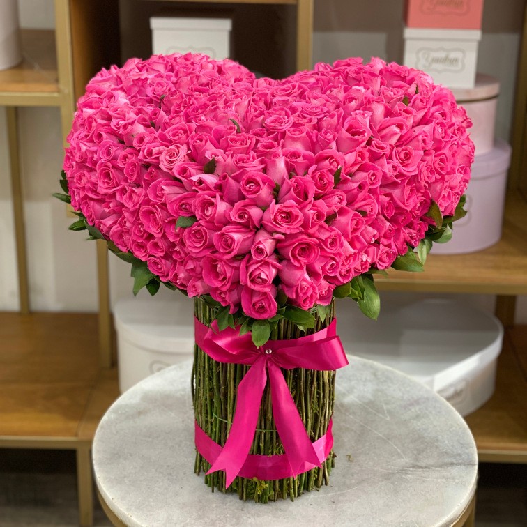 Bouquet en forma de corazón con 300 rosas fucsias
